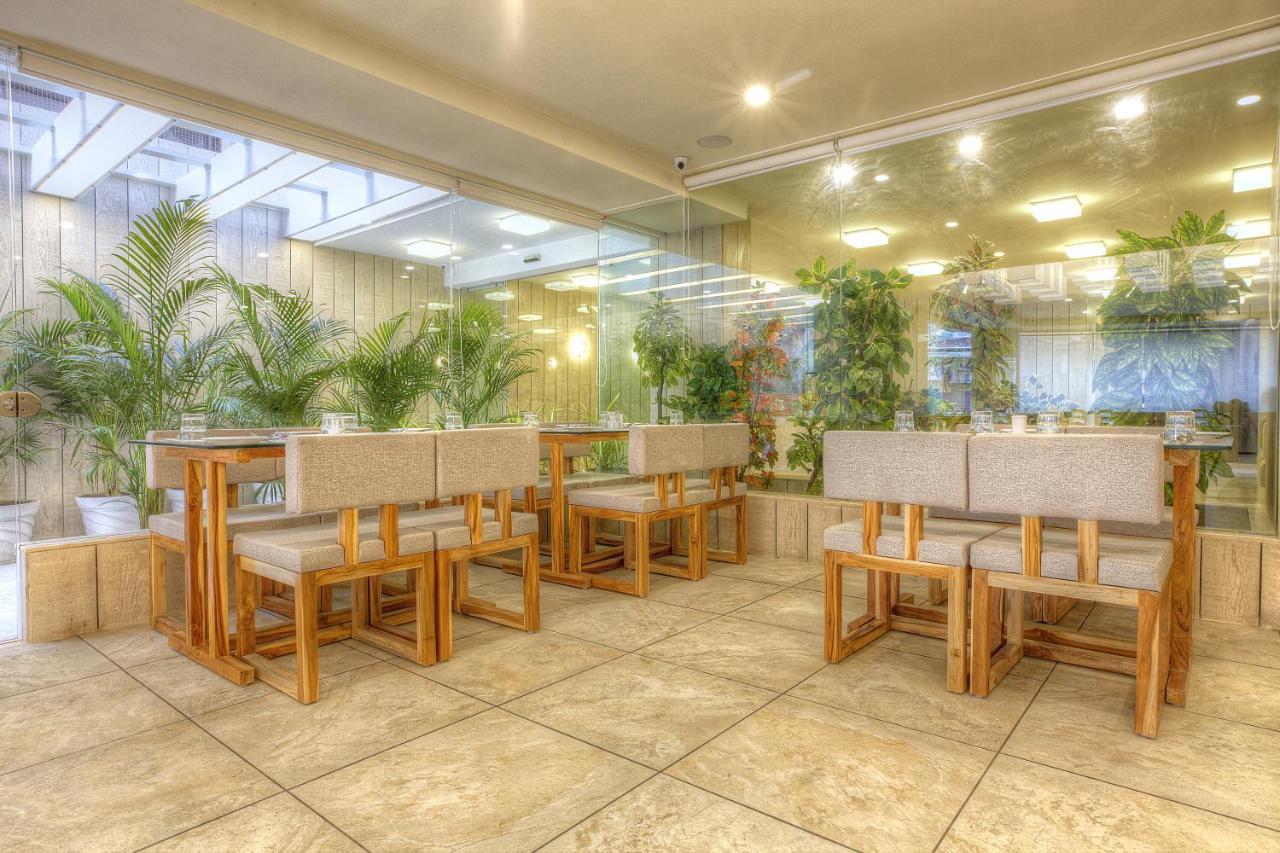 Scenaria Hotel Ahmedabad Esterno foto