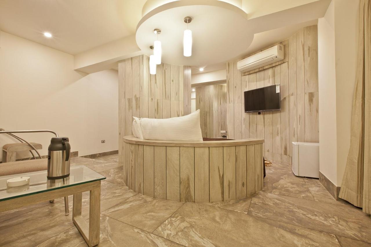 Scenaria Hotel Ahmedabad Esterno foto