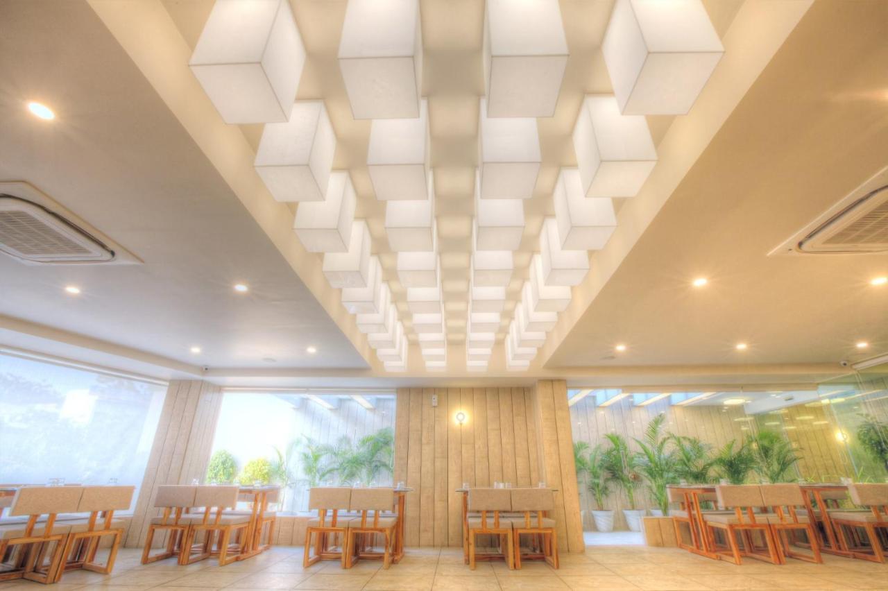 Scenaria Hotel Ahmedabad Esterno foto