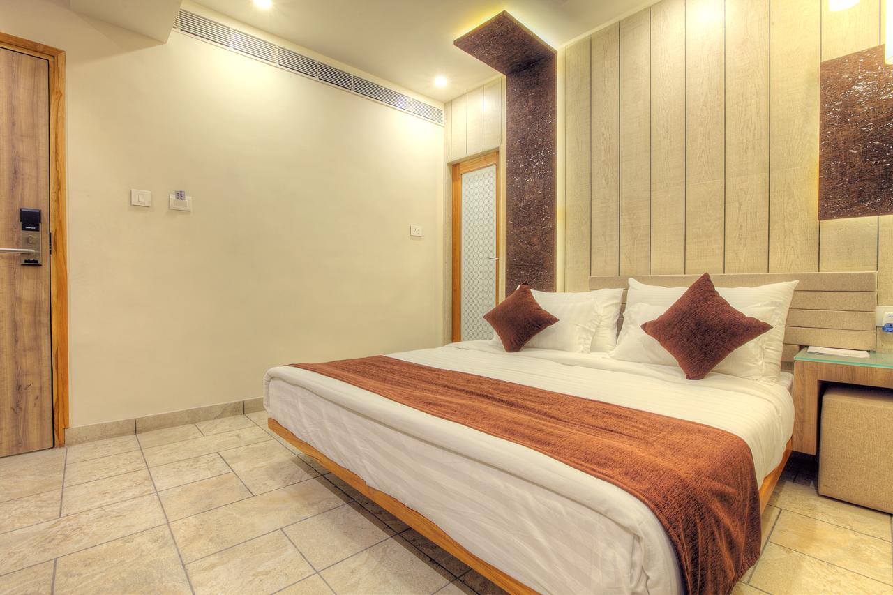 Scenaria Hotel Ahmedabad Esterno foto