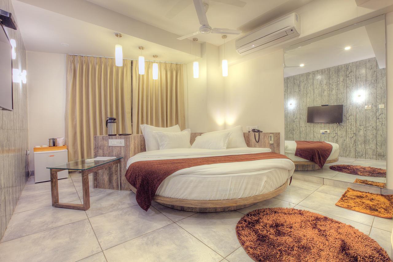 Scenaria Hotel Ahmedabad Esterno foto