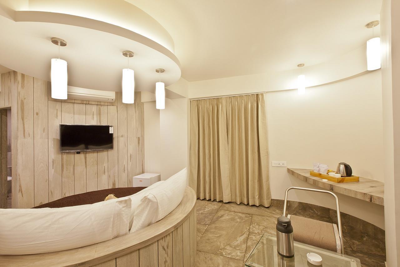 Scenaria Hotel Ahmedabad Esterno foto