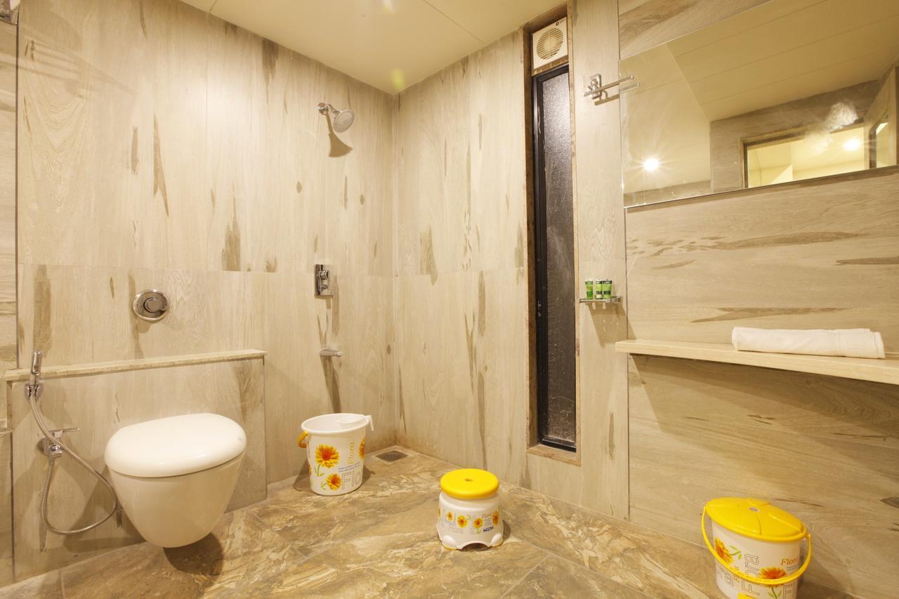 Scenaria Hotel Ahmedabad Esterno foto