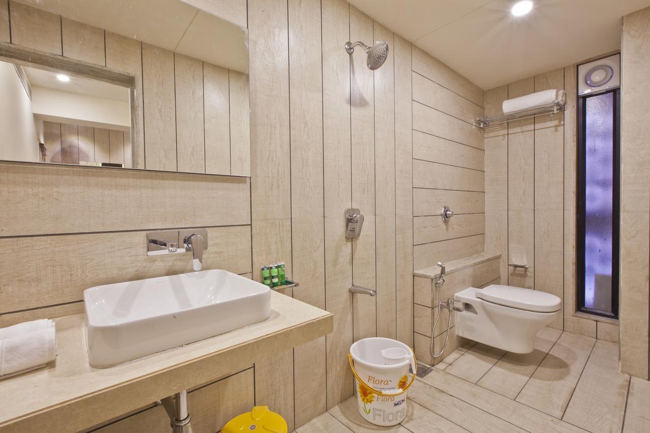 Scenaria Hotel Ahmedabad Esterno foto