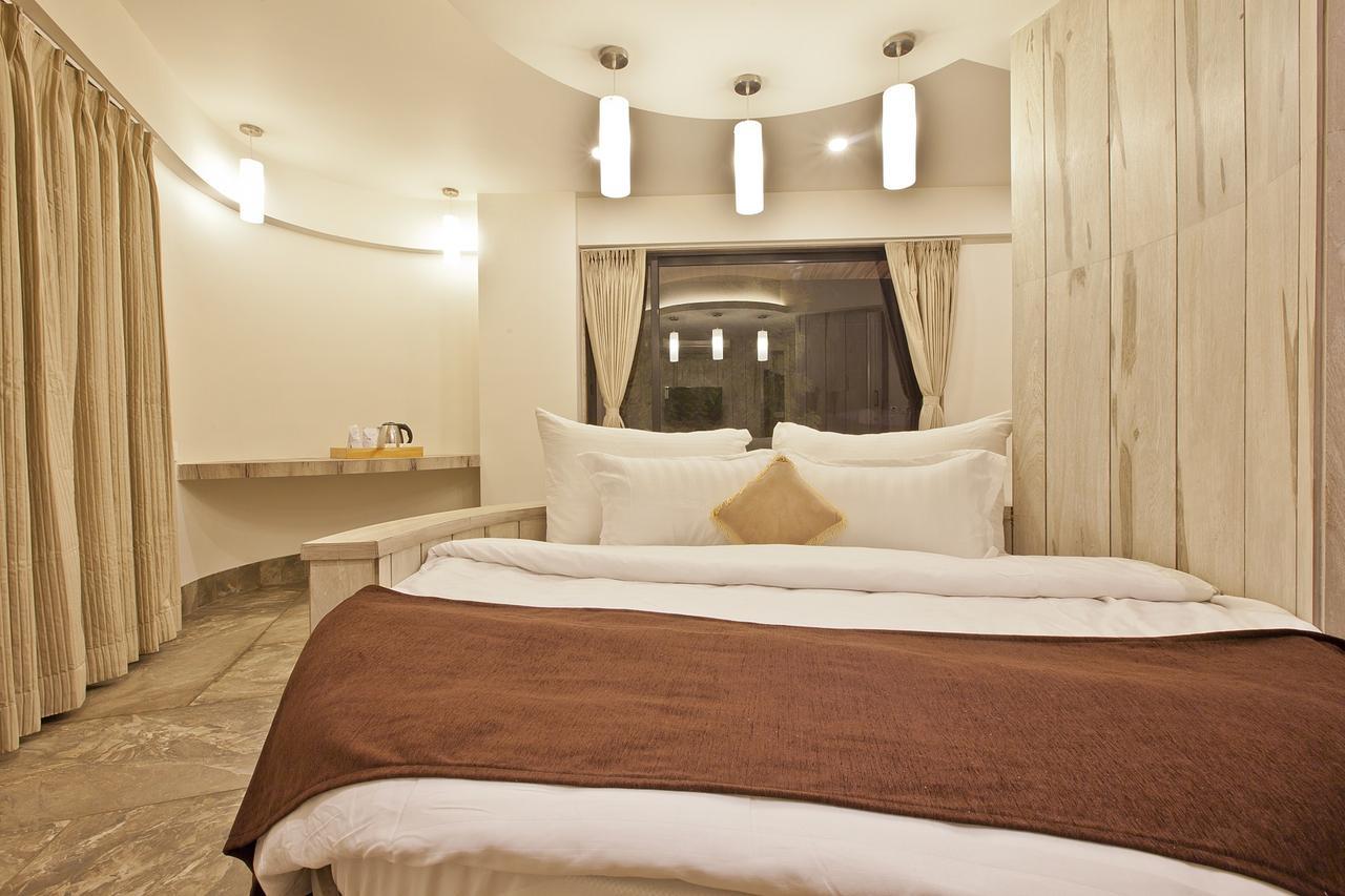 Scenaria Hotel Ahmedabad Esterno foto