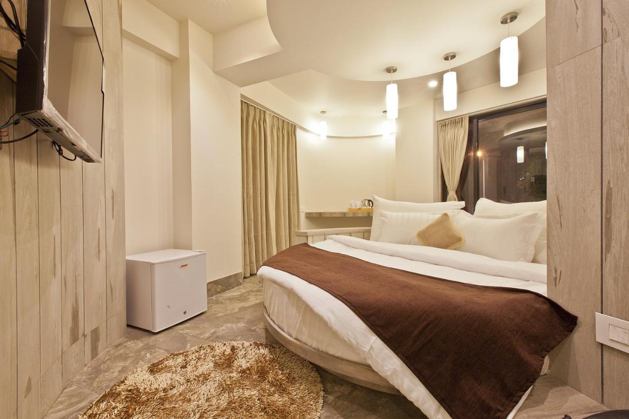 Scenaria Hotel Ahmedabad Esterno foto