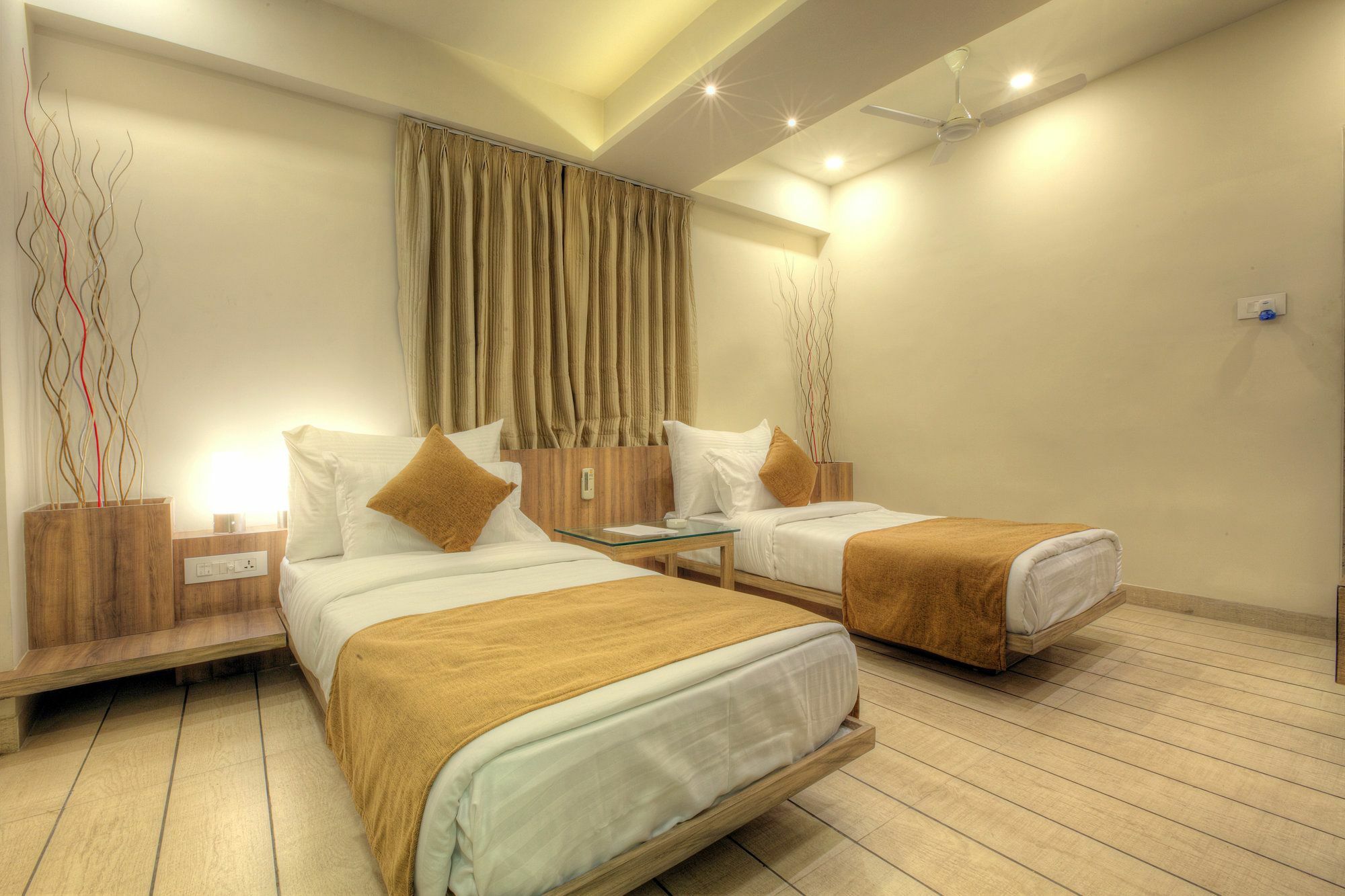 Scenaria Hotel Ahmedabad Esterno foto